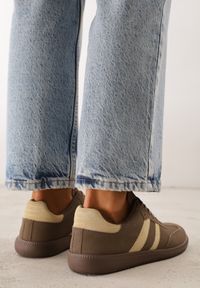 Renee - Jasnobrązowe Casualowe Sneakersy na Płaskiej Podeszwie z Paskami Jereria. Okazja: na co dzień. Zapięcie: pasek. Kolor: beżowy. Materiał: jeans. Obcas: na płaskiej podeszwie #9