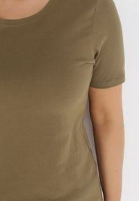 Born2be - Ciemnozielony T-shirt Akisistae. Kolekcja: plus size. Kolor: zielony, brązowy. Materiał: materiał, bawełna, dzianina. Długość rękawa: krótki rękaw. Długość: krótkie #2