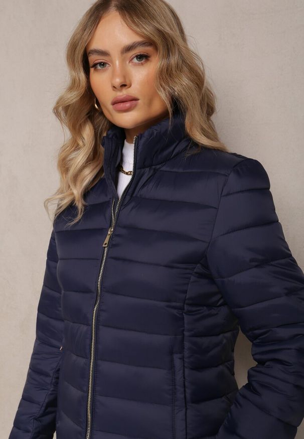 Renee - Granatowa Kurtka Pikowana z Kołnierzem i Zasuwanymi Kieszeniami Sevelina. Okazja: na co dzień. Kolor: niebieski. Materiał: jeans, tkanina. Styl: casual