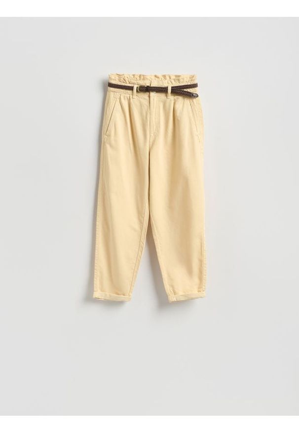 Reserved - Jeansy paperbag z paskiem - żółty. Kolor: żółty