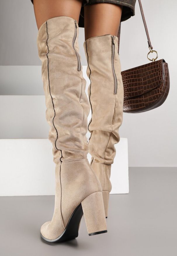 Renee - Beżowe Kozaki Magic Balls. Wysokość cholewki: za kolano. Zapięcie: zamek. Kolor: beżowy. Szerokość cholewki: normalna. Wzór: jednolity. Obcas: na obcasie. Styl: klasyczny. Wysokość obcasa: średni