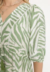 Born2be - Jasnozielona Sukienka z Bawełny i Wiskozy w Abstrakcyjne Paski ze Sznurkiem w Talii Navarae. Okazja: na co dzień. Kolor: zielony. Materiał: bawełna, wiskoza. Wzór: paski. Typ sukienki: proste. Styl: wizytowy, casual #7