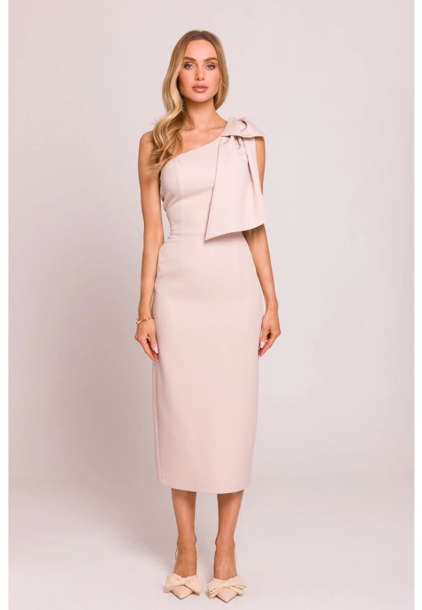 MOE - Elegancka sukienka ołówkowa na jedno ramię z kokardą j. beż. Okazja: na wesele, na imprezę, na ślub cywilny. Typ kołnierza: kokarda. Kolor: beżowy. Materiał: materiał, elastan. Typ sukienki: ołówkowe. Styl: elegancki. Długość: midi