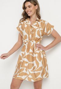 Born2be - Beżowa Taliowana Sukienka z Wiskozą z Geometrycznym Wzorem Galadira. Okazja: na co dzień, na spacer, na imprezę. Kolor: beżowy. Materiał: wiskoza. Wzór: geometria. Styl: klasyczny, casual #2