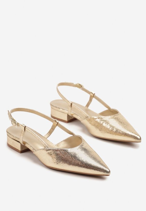 Renee - Złote Sandały Vices Typu Slingback Nilessea. Okazja: na spotkanie biznesowe. Nosek buta: szpiczasty. Zapięcie: sprzączka. Kolor: złoty. Sezon: lato. Obcas: na obcasie. Styl: elegancki, biznesowy, klasyczny. Wysokość obcasa: niski
