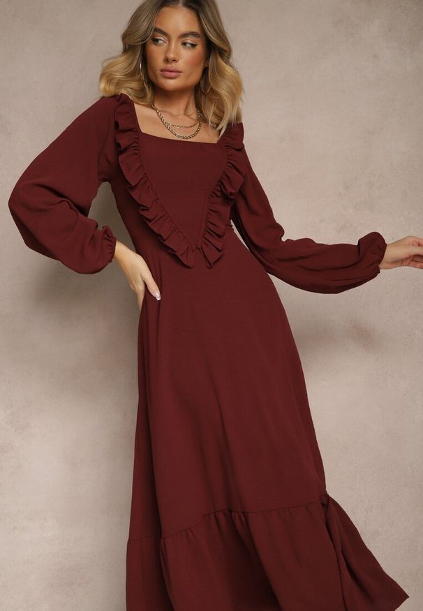 Renee - Bordowa Sukienka Ozdobiona Falbanami o Rozkloszowanym Kroju Alleira. Okazja: na co dzień. Kolor: czerwony. Długość rękawa: długi rękaw. Wzór: aplikacja. Typ sukienki: proste. Styl: wizytowy, casual, elegancki