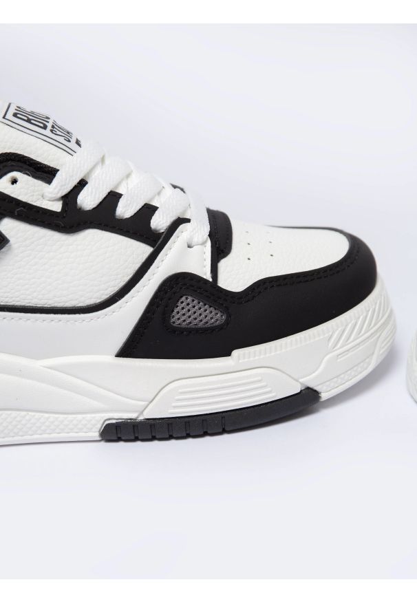 Big-Star - Sneakersy damskie ze skóry ekologicznej biało-czarne NN274669 101. Okazja: na co dzień. Kolor: biały. Materiał: skóra ekologiczna. Sezon: lato