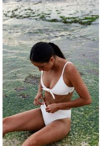 MUUV Figi kąpielowe Retro Bikini kolor biały. Stan: podwyższony. Kolor: biały. Materiał: materiał, prążkowany #1