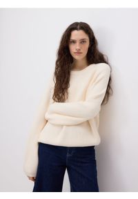 Reserved - Sweter z wiskozą - kremowy. Kolor: kremowy. Materiał: wiskoza #1