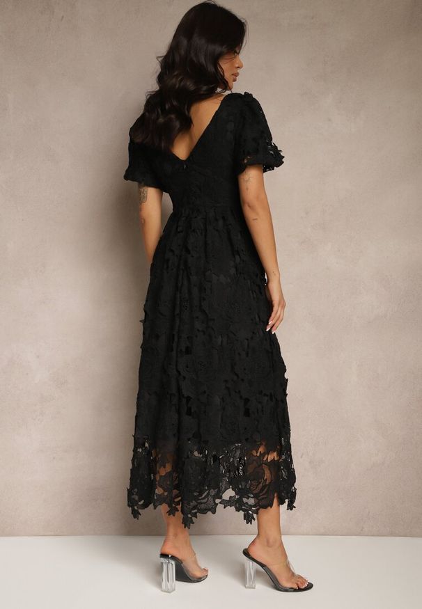 Renee - Czarna Koronkowa Sukienka Koktajlowa z Głębokim Trójkątnym Dekoltem Wrenna. Kolor: czarny. Materiał: koronka. Styl: wizytowy