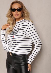 Renee - Biały Sweter Golf w Paski z Ozdobnym Haftem Olylla. Typ kołnierza: golf. Kolor: biały. Materiał: tkanina, dzianina. Długość rękawa: długi rękaw. Długość: długie. Wzór: haft, paski