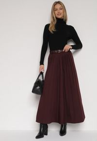 Born2be - Bordowa Wiskozowa Spódnica o Rozkloszowanym Kroju z Paskiem z Klamrą Lawedisa. Okazja: na co dzień, do pracy, na spotkanie biznesowe. Kolor: czerwony. Materiał: wiskoza. Styl: biznesowy, klasyczny, casual, elegancki #3