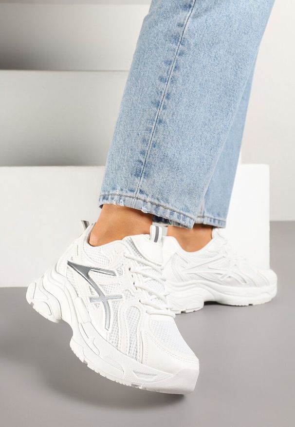 Renee - Białe Sneakersy z Ozdobnymi Paskami Xerraza. Okazja: na co dzień. Zapięcie: pasek. Kolor: biały. Materiał: jeans. Wzór: aplikacja