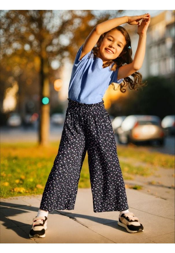 Sinsay - Wiskozowe spodnie wide leg w kwiatki - wielobarwny. Materiał: wiskoza. Wzór: kwiaty