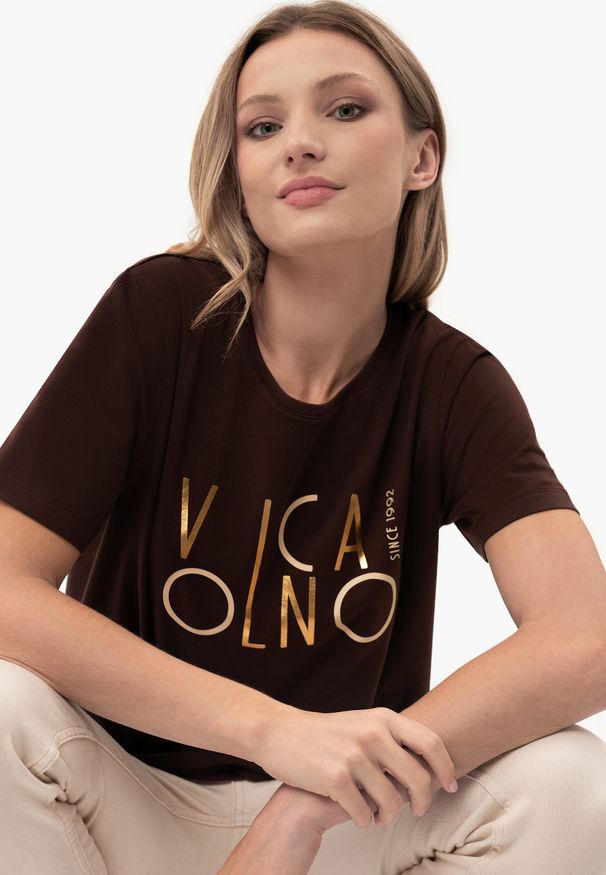 Volcano - Brązowy t-shirt, Comfort Fit, T-MADAME. Okazja: na co dzień. Kolor: brązowy. Materiał: jeans, materiał, bawełna, elastan. Wzór: napisy. Styl: casual