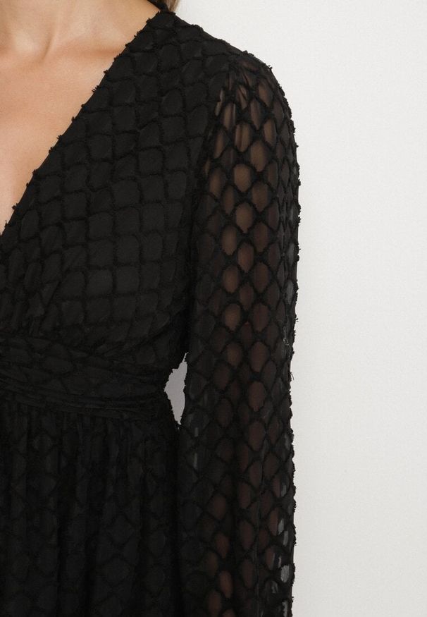 Born2be - Czarna Rozkloszowana Sukienka z Tkaniny Plumeti z Dekoltem w Serek Zeniasa. Okazja: na co dzień. Typ kołnierza: dekolt w serek. Kolor: czarny. Materiał: tkanina. Długość rękawa: długi rękaw. Styl: casual