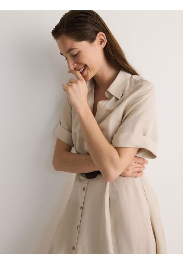 Reserved - Sukienka midi z lnem i plecionym paskiem - beżowy. Kolor: beżowy. Materiał: len. Długość: midi