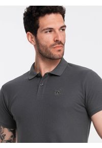 Ombre Clothing - Jednokolorowa koszulka męska polo BASIC z dzianiny pique - grafitowa V3. Okazja: na co dzień. Typ kołnierza: polo. Kolor: szary. Materiał: dzianina. Wzór: haft, aplikacja, jednolity. Styl: sportowy, wizytowy, casual
