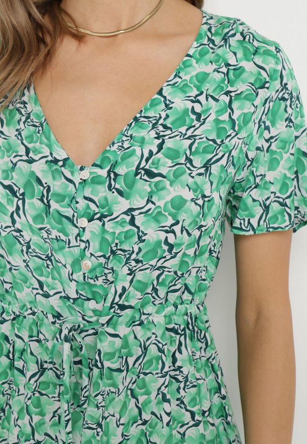 Born2be - Zielona Sukienka Mini z Wiskozy w Mozaikowy Wzór z Trójkątnym Dekoltem i Sznureczkiem w Talii Pireta. Okazja: na co dzień. Kolor: zielony. Materiał: wiskoza. Długość rękawa: krótki rękaw. Sezon: lato. Styl: casual. Długość: mini