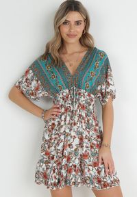 Born2be - Biało-Zielona Sukienka Mini z Wiskozy z Gumkami w Talii z Falbanką Hypalina. Kolor: zielony. Materiał: wiskoza. Długość: mini #5