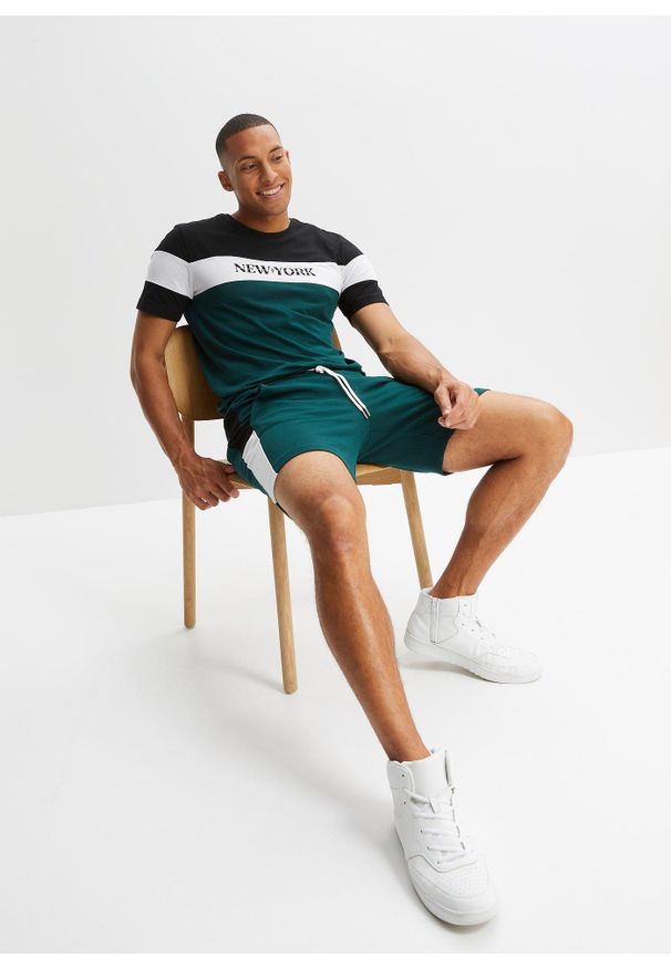 bonprix - Shirt i krótkie spodnie (2 części). Kolor: zielony. Materiał: dresówka. Długość: krótkie
