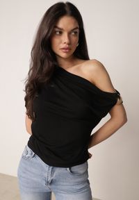 Born2be - Czarna Asymetryczna Bluzka z Wiskozy z Metaliczną Ozdobą i Marszczeniem Orinlea. Okazja: na co dzień. Kolor: czarny. Materiał: wiskoza. Długość: długie. Wzór: aplikacja. Styl: elegancki, casual #1