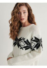 Reserved - Sweter z ozdobnym wzorem - kremowy. Kolor: kremowy. Materiał: tkanina