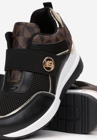 Born2be - Czarne Sneakersy na Niskim Koturnie Na Rzep Lorinit. Nosek buta: okrągły. Zapięcie: rzepy. Kolor: czarny. Szerokość cholewki: normalna. Wzór: aplikacja. Obcas: na koturnie #5