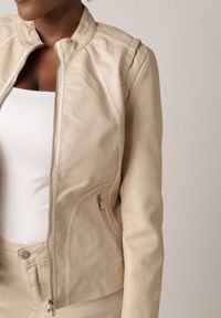 Born2be - Beżowa Taliowana Kurtka Ramoneska z Kontrastowymi Lamówkami Nissalea. Okazja: na co dzień. Kolor: beżowy. Materiał: poliester, skóra, jeans. Styl: casual #5