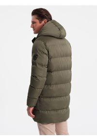 Ombre Clothing - Długa zimowa kurtka męska pikowana o satynowym wykończeniu - khaki V1. Kolor: brązowy. Materiał: satyna. Długość: długie. Wzór: nadruk. Sezon: zima. Styl: elegancki #8