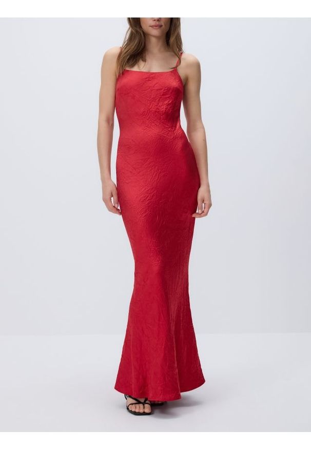 Reserved - Sukienka maxi z efektem gniecenia - czerwony. Kolor: czerwony. Materiał: tkanina. Typ sukienki: proste. Długość: maxi