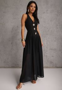 Renee - Czarna Sukienka z Dekoltem Halter i Ozodbymi Guzikami z Przodu Nesia. Typ kołnierza: dekolt halter. Kolor: czarny #1