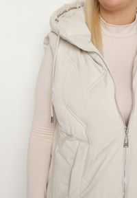 Born2be - Biała Przejściowa Kamizelka z Pikowanymi Przeszyciami i Kapturem Fesolira. Okazja: na co dzień. Kolekcja: plus size. Kolor: biały. Materiał: jeans. Styl: casual, sportowy #5