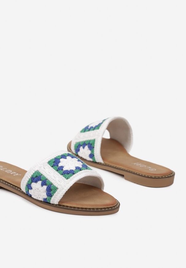 Renee - Białe Klapki na Płaskiej Podeszwie z Wyszywanym Wzorem Zoltana. Okazja: na co dzień. Kolor: biały. Wzór: aplikacja. Obcas: na płaskiej podeszwie. Styl: casual, elegancki