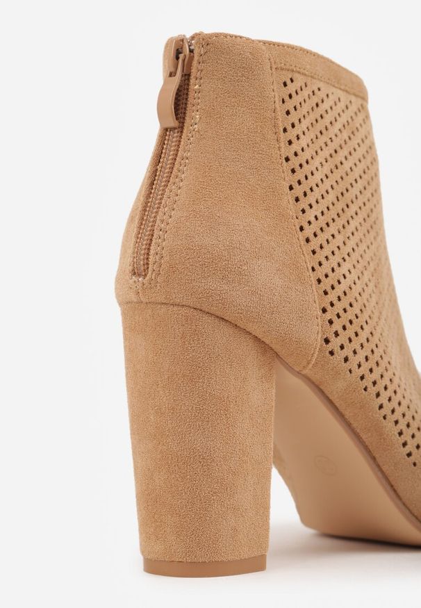 Renee - Ciemnobeżowe Sandały Vices na Słupku z Ażurową Cholewką i Odkrytymi Noskami Uliri. Okazja: na co dzień, na spacer. Kolor: beżowy. Wzór: ażurowy. Sezon: lato. Obcas: na słupku. Styl: casual, elegancki. Wysokość obcasa: średni