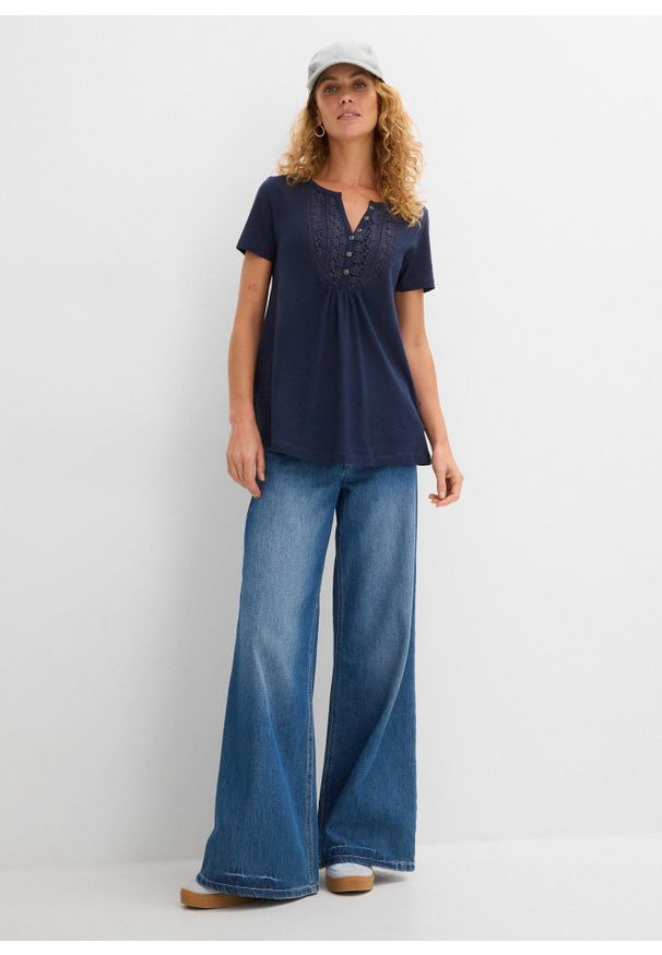 bonprix - T-shirt z przędzy mieszankowej z krótkimi rękawami. Typ kołnierza: typu henley. Kolor: niebieski. Materiał: bawełna, koronka. Długość rękawa: krótki rękaw. Długość: krótkie. Wzór: koronka