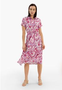Volcano - Różowa długa sukienka G-AMSTEL. Typ kołnierza: kołnierzyk klasyczny. Kolor: różowy. Materiał: wiskoza, materiał. Długość rękawa: krótki rękaw. Sezon: lato. Typ sukienki: szmizjerki. Styl: klasyczny. Długość: maxi #1