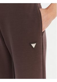 Guess Spodnie dresowe V4YB08 KCAY2 Brązowy Regular Fit. Kolor: brązowy. Materiał: syntetyk #3