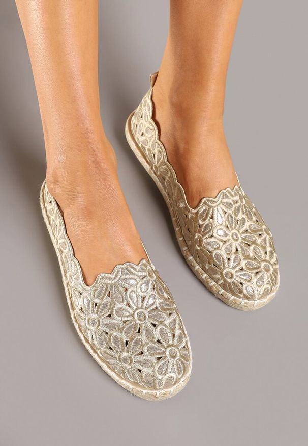 Renee - Złote Plecione Espadryle Vices z Kwiatowym Motywem z Ażurowymi Wycięciami Honavia. Okazja: na co dzień, na spacer. Kolor: złoty. Materiał: jeans. Wzór: ażurowy, kwiaty. Styl: casual