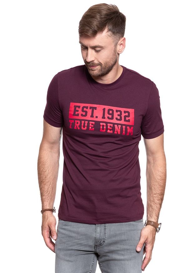 Mustang - MUSTANG T SHIRT Alex C Print WINETASTING 1008654 8355. Wzór: nadruk