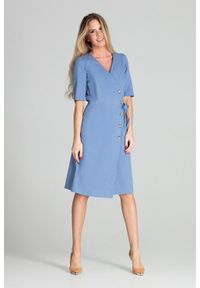 Figl - Kopertowa sukienka midi z ozdobnymi guzikami niebieska. Okazja: do pracy, na komunię. Kolor: niebieski. Typ sukienki: kopertowe. Długość: midi #2