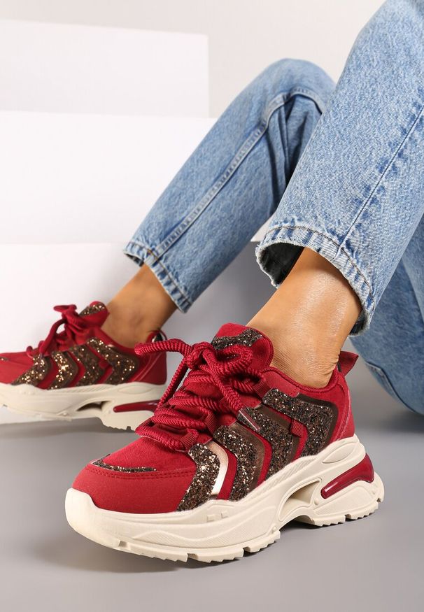 Renee - Bordowe Sznurowane Sneakersy na Platformie Ozdobione Brokatem Ewla. Okazja: na co dzień. Kolor: czerwony. Materiał: jeans. Wzór: aplikacja. Obcas: na platformie