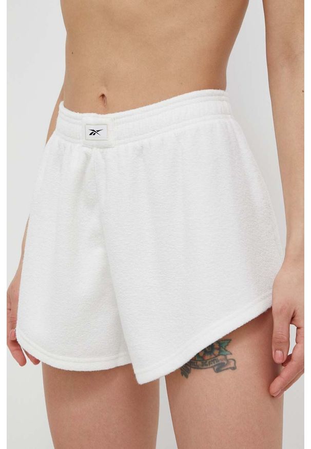 Reebok Classic szorty damskie kolor biały gładkie high waist HT7853-NONDYE. Stan: podwyższony. Kolor: biały. Materiał: poliester, materiał, dzianina. Wzór: gładki