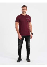 Ombre Clothing - Bawełniany męski t-shirt z nadrukiem na kieszonce – bordowy V2. Okazja: na co dzień. Kolor: czerwony. Materiał: bawełna. Wzór: nadruk. Styl: casual