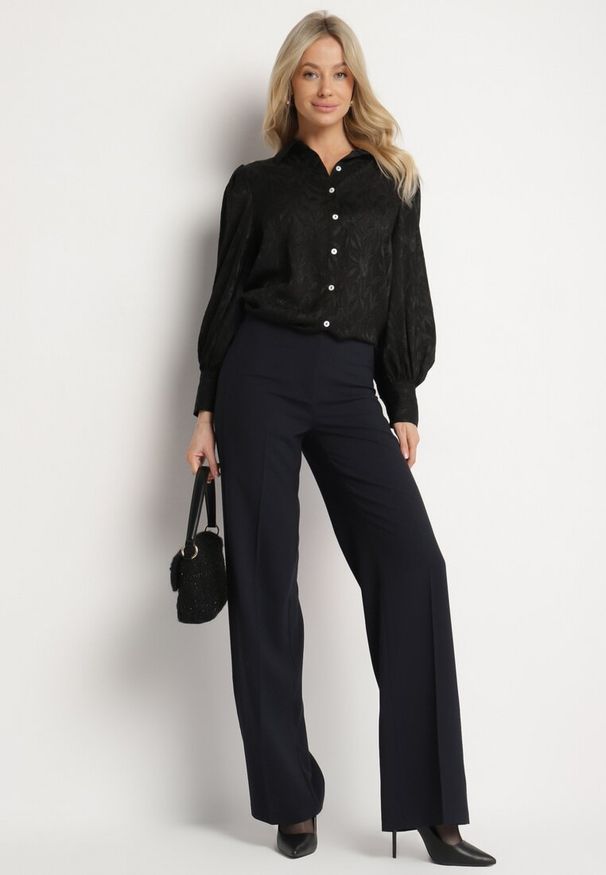 Born2be - Czarna Klasyczna Koszula Naliraen. Okazja: na co dzień. Typ kołnierza: kołnierzyk klasyczny. Kolor: czarny. Materiał: jeans. Styl: klasyczny