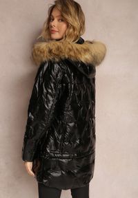 Renee - Czarna Kurtka Metaliczna z Futrzanym Kapturem Kajol. Okazja: na co dzień, na spacer. Kolor: czarny. Materiał: futro. Styl: casual, elegancki #4