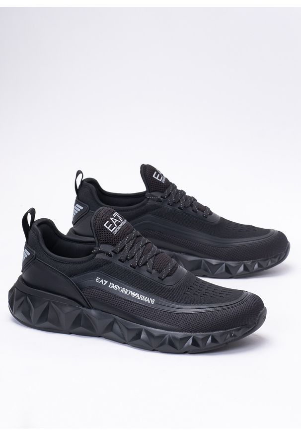 Sneakersy męskie czarne EA7 Emporio Armani X8X106 XK262 N763. Okazja: do pracy, na spacer, na co dzień. Kolor: czarny. Sport: turystyka piesza