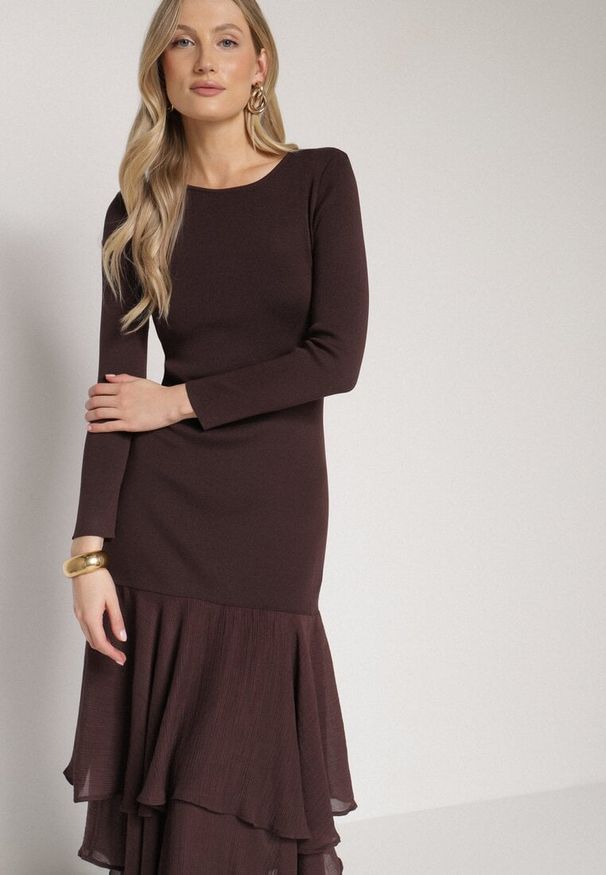 Born2be - Brązowa Sukienka z Wiskozą o Dopasowanym Kroju z Falbanami u Dołu Vebmara. Okazja: na randkę. Kolor: brązowy. Materiał: wiskoza. Typ sukienki: dopasowane. Styl: elegancki