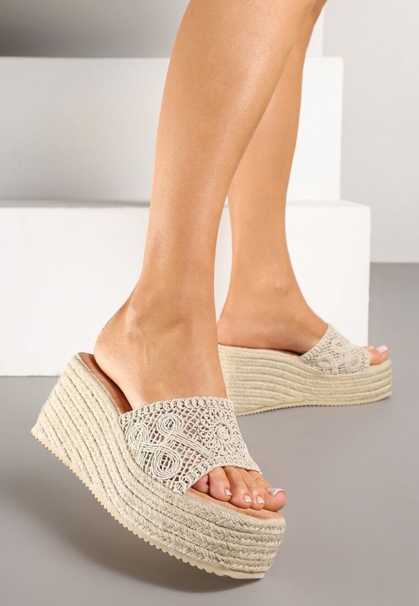 Born2be - Beżowe Klapki na Plecionym Koturnie w Stylu Boho Sonadora. Okazja: na co dzień, na imprezę. Kolor: beżowy. Sezon: lato. Obcas: na koturnie. Styl: boho