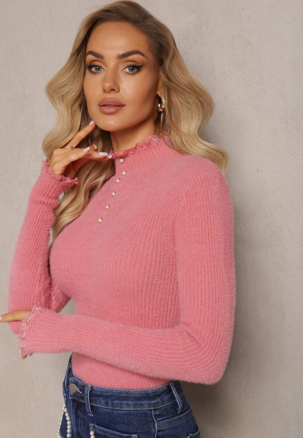 Renee - Ciemnoróżowy Wełniany Golf na Perłowe Guziki z Ozdobną Koronką Hejsunna. Typ kołnierza: golf. Kolor: różowy. Materiał: koronka, wełna. Długość rękawa: długi rękaw. Długość: długie. Wzór: koronka